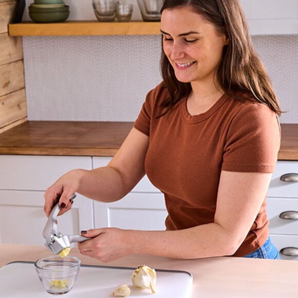 Pampered Chef Garlic Press #2576 With Cleaning Tool - Picture 2 of 5